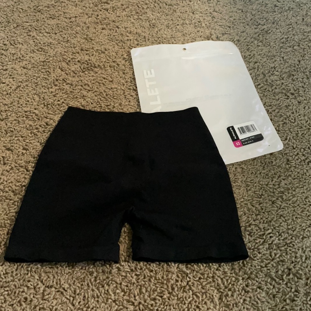 Alphalete Amplify shorts 4.5” black NWT - Picture 4 of 5